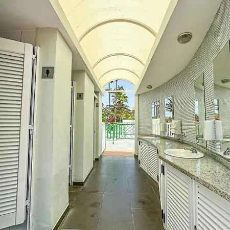 In Beachfront Complex In El Duque Area, * أذيخي